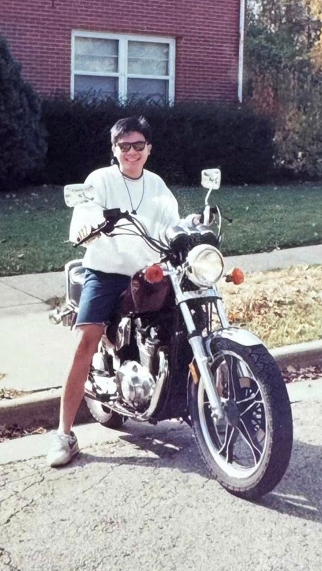 Thủ tướng Singapore Lawrence Wong &ldquo;đu trend&rdquo; 1990, d&acirc;n mạng đ&ograve;i &ldquo;t&oacute;c mullet trở lại&rdquo; - Ảnh 2.