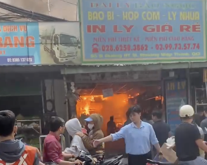 Ch&aacute;y lớn ở đối diện tu viện Vĩnh Nghi&ecirc;m, TPHCM - Ảnh 3.