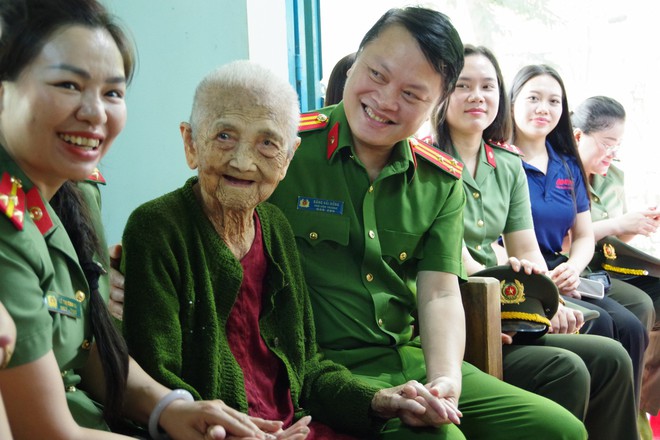 Chuỗi hoạt động ch&iacute;nh trị, giao lưu văn h&oacute;a, thể thao của Bộ C&ocirc;ng an tại TP HCM - Ảnh 9.