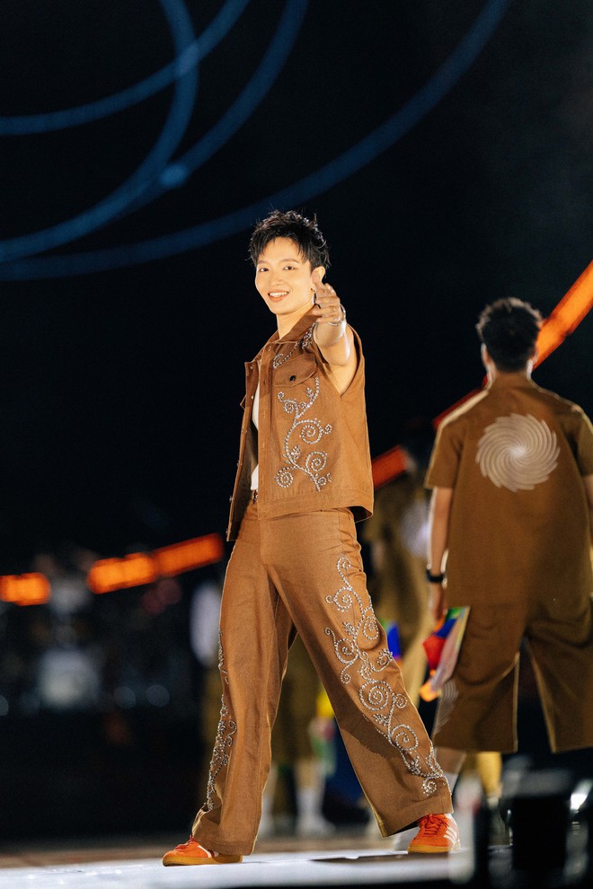 Ho&agrave;ng Dũng "b&ugrave;ng nổ" với Xoay Tr&ograve;n ở TP HCM  - Ảnh 5.