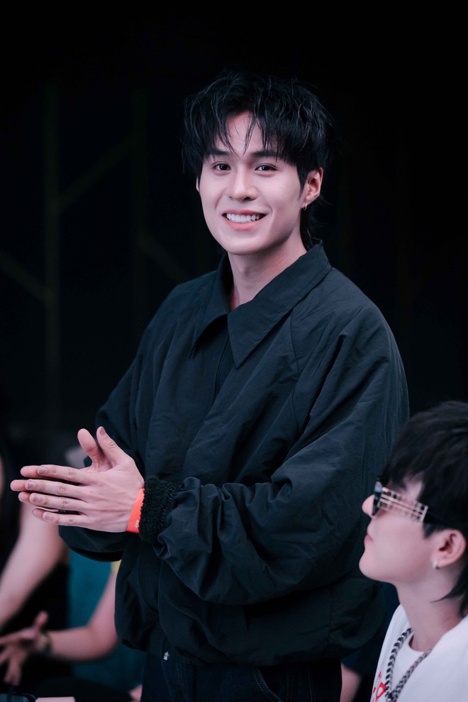 D&agrave;n anh trai, em xinh đến ch&uacute;c mừng Album đầu tay của &Aacute;nh S&aacute;ng AZA  - Ảnh 6.