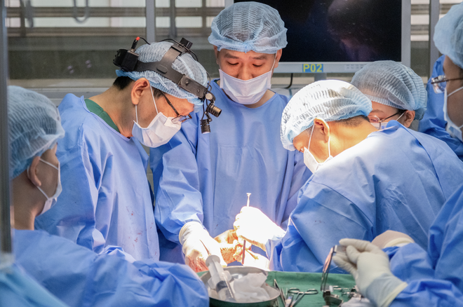 Ca mổ “chưa từng có tiền lệ” khi bác sĩ cắt khối u 800g xâm lấn não, tái tạo toàn bộ vùng mặt - Ảnh 2.