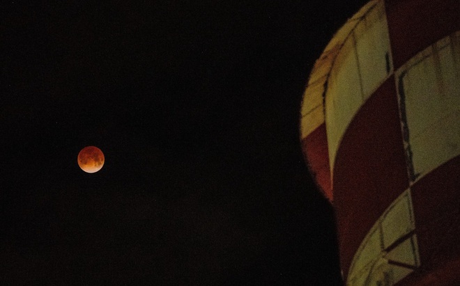 Nguyệt thực 3-3: Chùm ảnh trăng máu rực đỏ từ khắp thế giới - Ảnh 5.