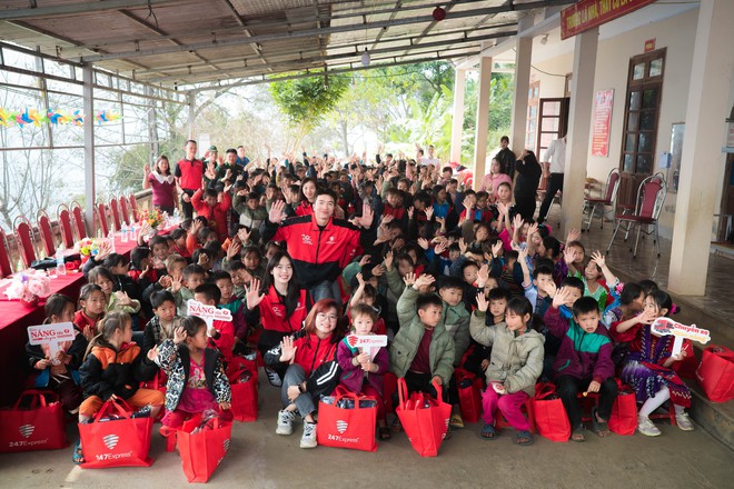 Hoa hậu Thanh Thủy "debut" l&agrave;m ca sĩ giữa s&acirc;n trường v&ugrave;ng cao  - Ảnh 4.