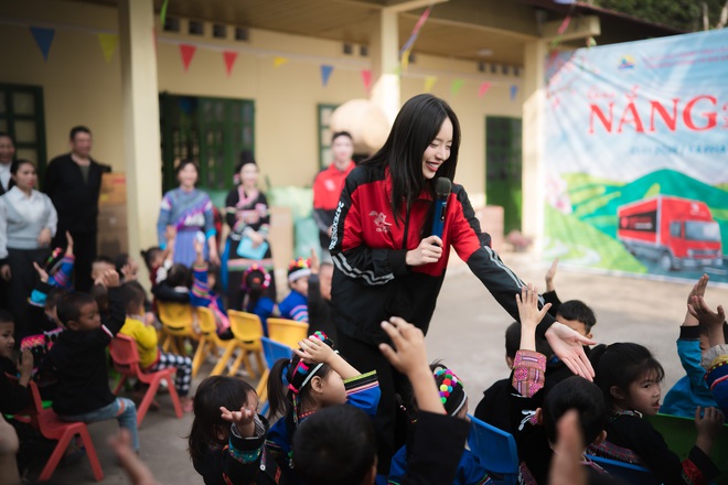 Hoa hậu Thanh Thủy "debut" l&agrave;m ca sĩ giữa s&acirc;n trường v&ugrave;ng cao  - Ảnh 8.