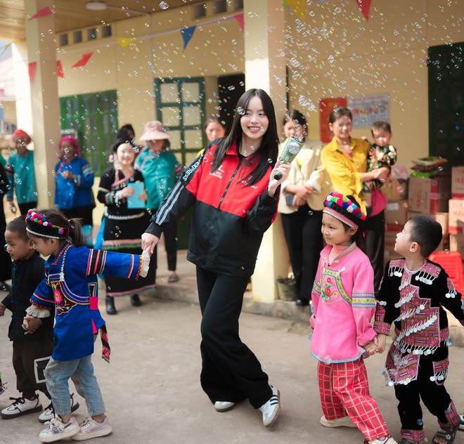 Hoa hậu Thanh Thủy "debut" l&agrave;m ca sĩ giữa s&acirc;n trường v&ugrave;ng cao  - Ảnh 13.