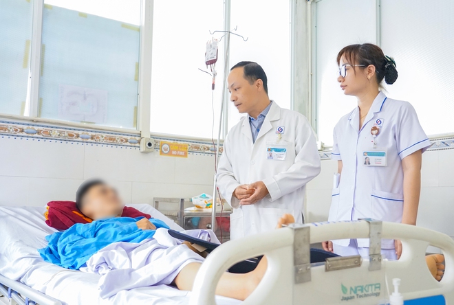 Cứu nam t&agrave;i xế c&ocirc;ng nghệ đa chấn thương nặng sau tai nạn tr&ecirc;n đường Phạm Ngũ L&atilde;o - Ảnh 2.