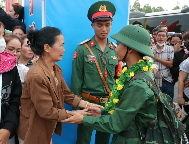 Th&ocirc;ng điệp của Chủ tịch UBND TP Cần Thơ tại lễ giao nhận qu&acirc;n 2026 - Ảnh 6.