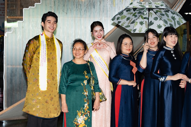 Mặc &aacute;o d&agrave;i đẹp như Nguyễn Thanh H&agrave;  - Ảnh 11.