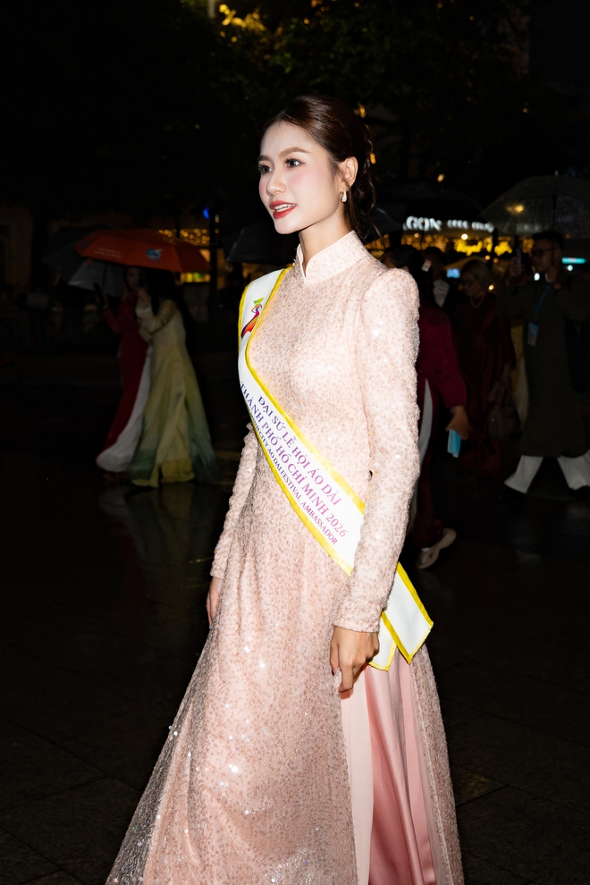 Mặc &aacute;o d&agrave;i đẹp như Nguyễn Thanh H&agrave;  - Ảnh 12.