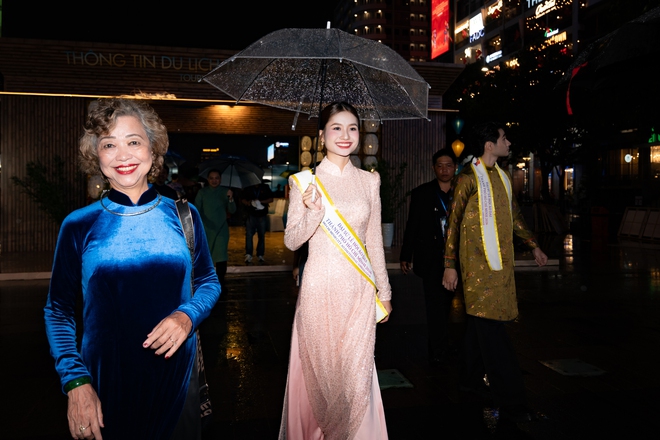 Mặc &aacute;o d&agrave;i đẹp như Nguyễn Thanh H&agrave;  - Ảnh 10.