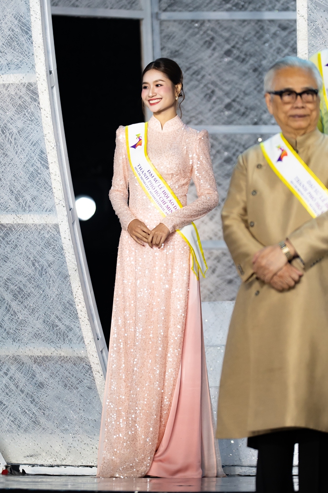 Mặc &aacute;o d&agrave;i đẹp như Nguyễn Thanh H&agrave;  - Ảnh 13.