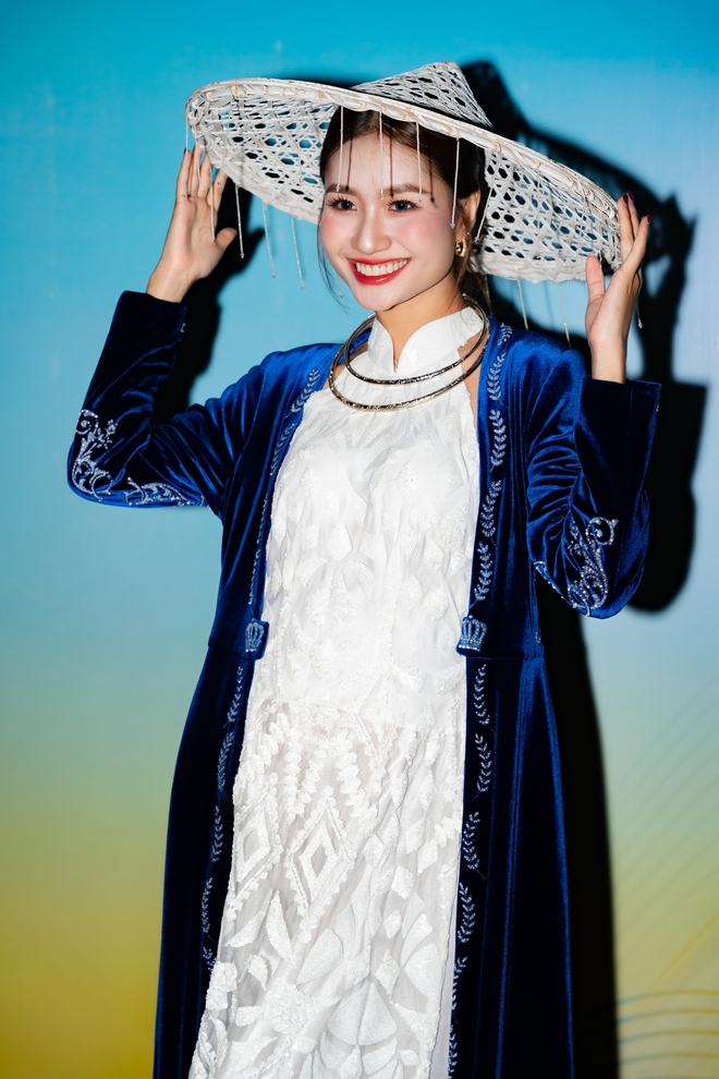 Mặc &aacute;o d&agrave;i đẹp như Nguyễn Thanh H&agrave;  - Ảnh 2.