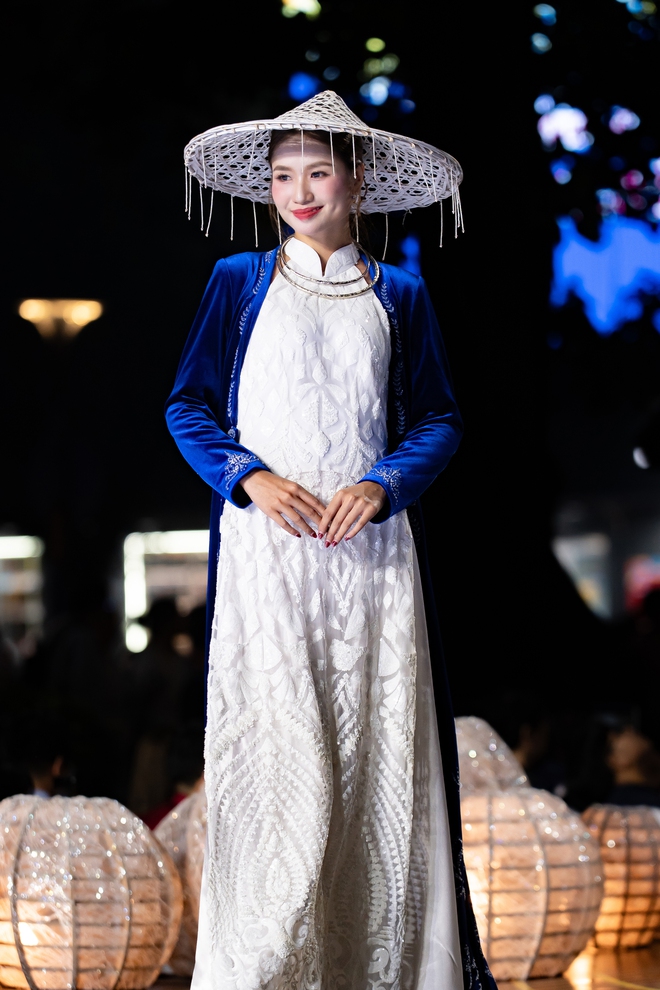 Mặc &aacute;o d&agrave;i đẹp như Nguyễn Thanh H&agrave;  - Ảnh 6.