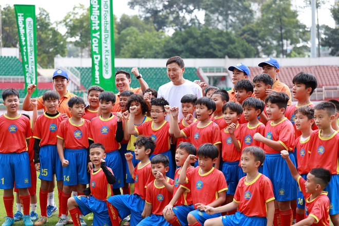 HLV Kim Sang-sik giao lưu, r&egrave;n luyện cho h&agrave;ng trăm cầu thủ nh&iacute; TP HCM - Ảnh 3.