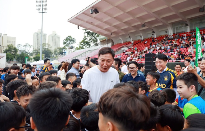 HLV Kim Sang-sik giao lưu, r&egrave;n luyện cho h&agrave;ng trăm cầu thủ nh&iacute; TP HCM - Ảnh 4.