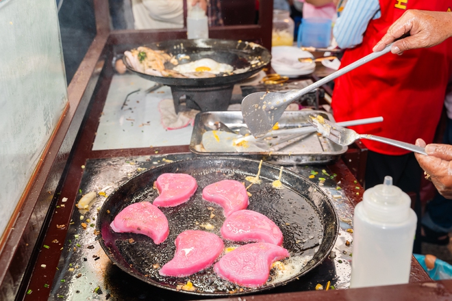 VIDEO: Người d&acirc;n TPHCM đội mưa, xếp h&agrave;ng chờ mua đậu hũ v&agrave;ng chấm muối hẹ "mỗi năm chỉ b&aacute;n một lần" - Ảnh 8.