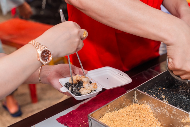 VIDEO: Người d&acirc;n TPHCM đội mưa, xếp h&agrave;ng chờ mua đậu hũ v&agrave;ng chấm muối hẹ "mỗi năm chỉ b&aacute;n một lần" - Ảnh 6.