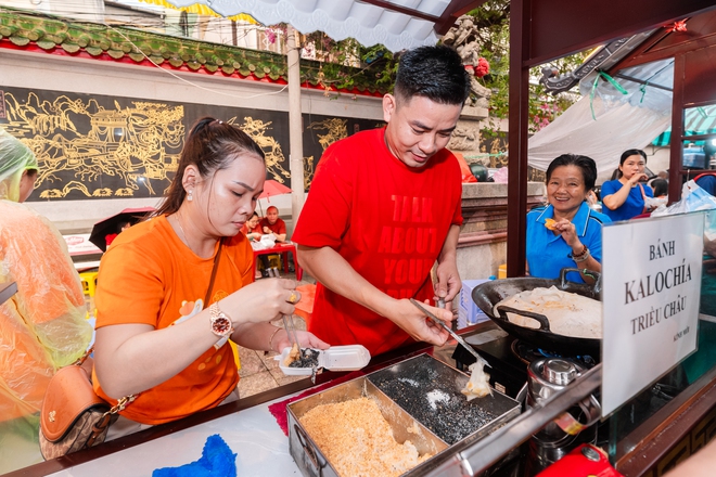 VIDEO: Người d&acirc;n TPHCM đội mưa, xếp h&agrave;ng chờ mua đậu hũ v&agrave;ng chấm muối hẹ "mỗi năm chỉ b&aacute;n một lần" - Ảnh 3.
