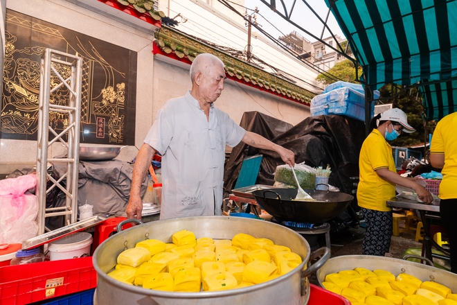 VIDEO: Người d&acirc;n TPHCM đội mưa, xếp h&agrave;ng chờ mua đậu hũ v&agrave;ng chấm muối hẹ "mỗi năm chỉ b&aacute;n một lần" - Ảnh 1.
