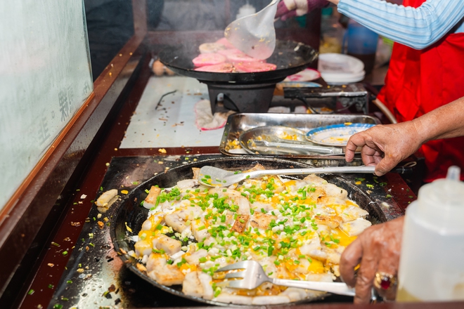 VIDEO: Người d&acirc;n TPHCM đội mưa, xếp h&agrave;ng chờ mua đậu hũ v&agrave;ng chấm muối hẹ "mỗi năm chỉ b&aacute;n một lần" - Ảnh 5.