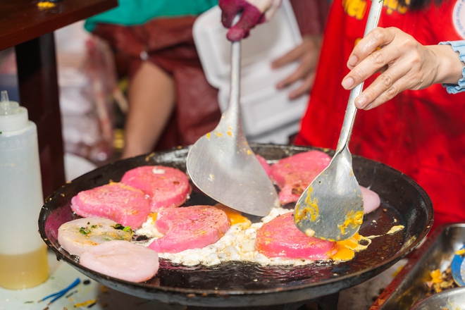 VIDEO: Người d&acirc;n TPHCM đội mưa, xếp h&agrave;ng chờ mua đậu hũ v&agrave;ng chấm muối hẹ "mỗi năm chỉ b&aacute;n một lần" - Ảnh 4.