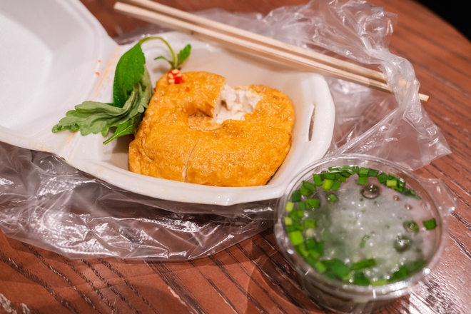 VIDEO: Người d&acirc;n TPHCM đội mưa, xếp h&agrave;ng chờ mua đậu hũ v&agrave;ng chấm muối hẹ "mỗi năm chỉ b&aacute;n một lần" - Ảnh 2.