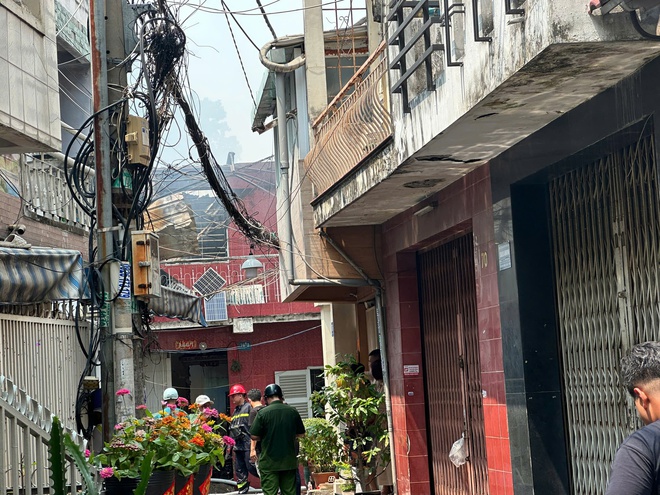 Ch&aacute;y lớn nh&agrave; d&acirc;n ở TPHCM v&agrave;o ng&agrave;y chủ nhật - Ảnh 4.