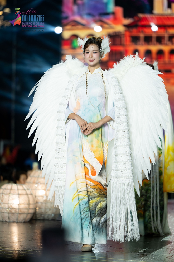 Bộ sưu tập áo dài đặc biệt của nhà thiết kế Việt Hùng - Ảnh 11.