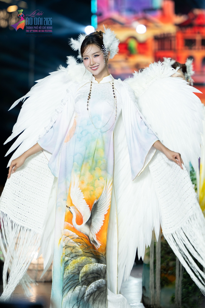 Bộ sưu tập áo dài đặc biệt của nhà thiết kế Việt Hùng - Ảnh 16.