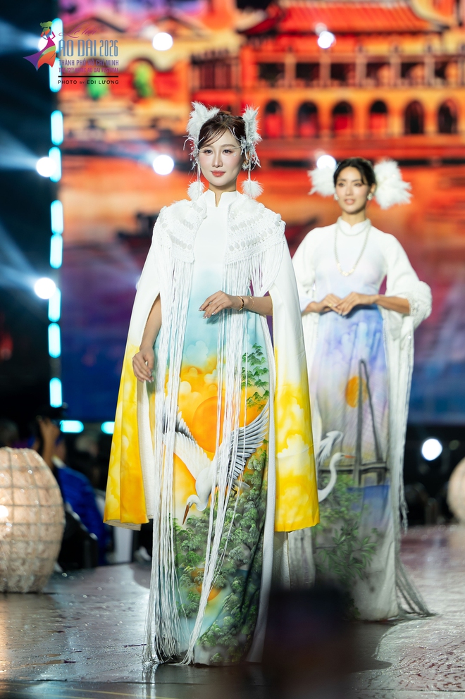 Bộ sưu tập áo dài đặc biệt của nhà thiết kế Việt Hùng - Ảnh 12.