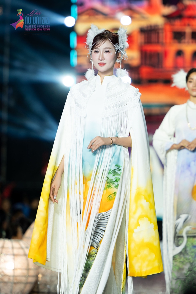 Bộ sưu tập áo dài đặc biệt của nhà thiết kế Việt Hùng - Ảnh 21.