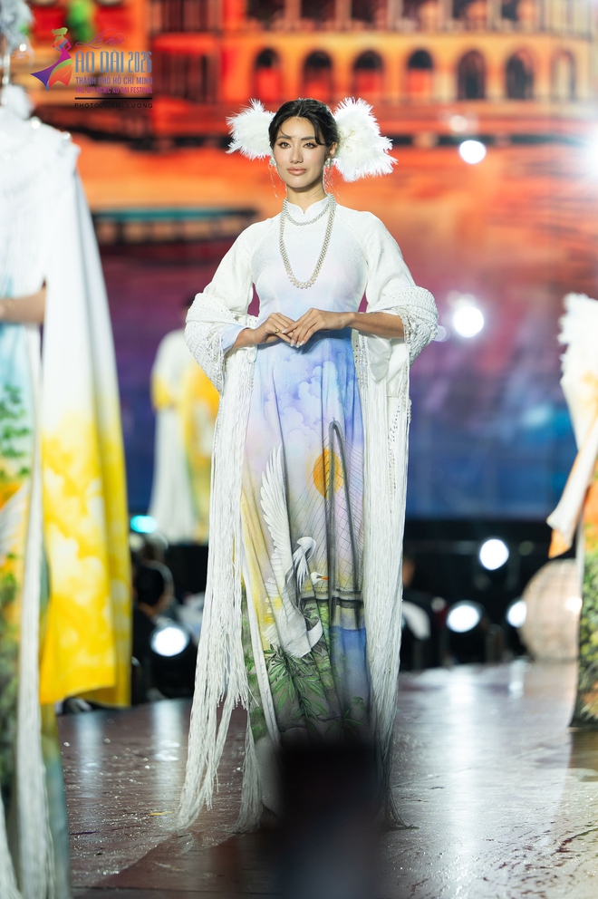 Bộ sưu tập áo dài đặc biệt của nhà thiết kế Việt Hùng - Ảnh 19.