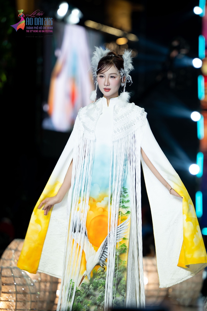 Bộ sưu tập áo dài đặc biệt của nhà thiết kế Việt Hùng - Ảnh 14.
