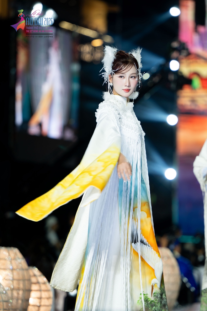 Bộ sưu tập áo dài đặc biệt của nhà thiết kế Việt Hùng - Ảnh 17.