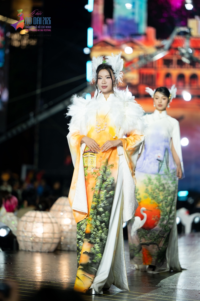 Bộ sưu tập áo dài đặc biệt của nhà thiết kế Việt Hùng - Ảnh 10.