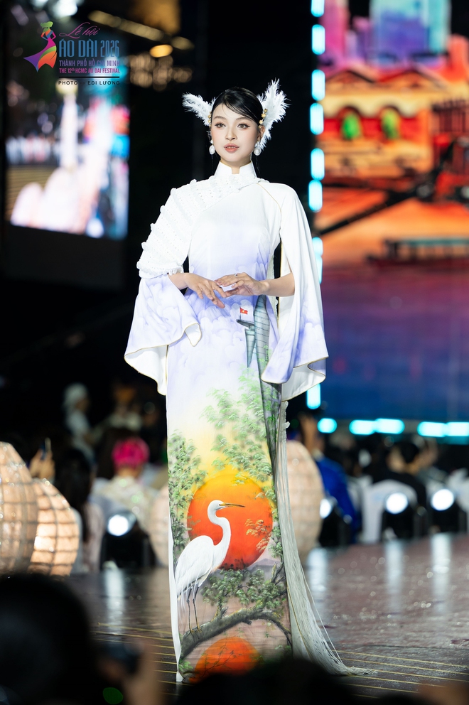 Bộ sưu tập áo dài đặc biệt của nhà thiết kế Việt Hùng - Ảnh 20.