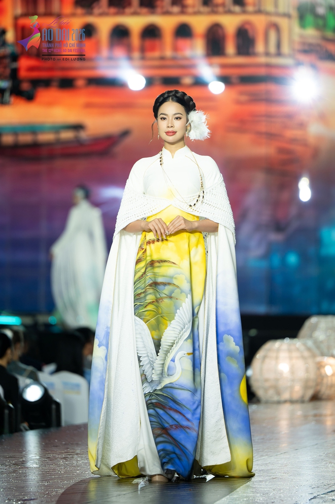 Bộ sưu tập áo dài đặc biệt của nhà thiết kế Việt Hùng - Ảnh 2.