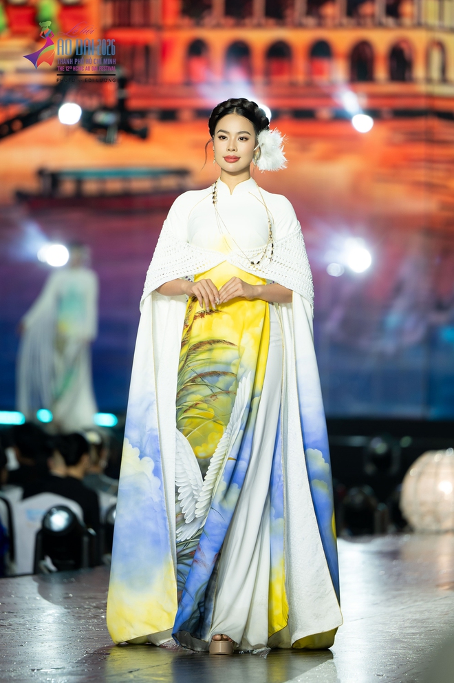 Bộ sưu tập áo dài đặc biệt của nhà thiết kế Việt Hùng - Ảnh 8.