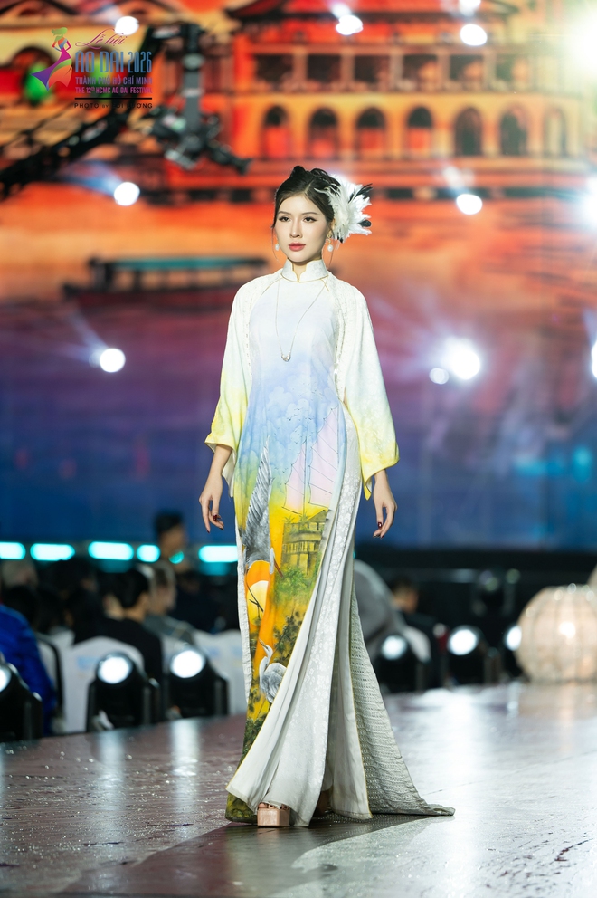 Bộ sưu tập áo dài đặc biệt của nhà thiết kế Việt Hùng - Ảnh 5.