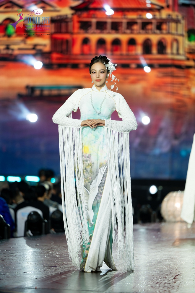 Bộ sưu tập áo dài đặc biệt của nhà thiết kế Việt Hùng - Ảnh 4.