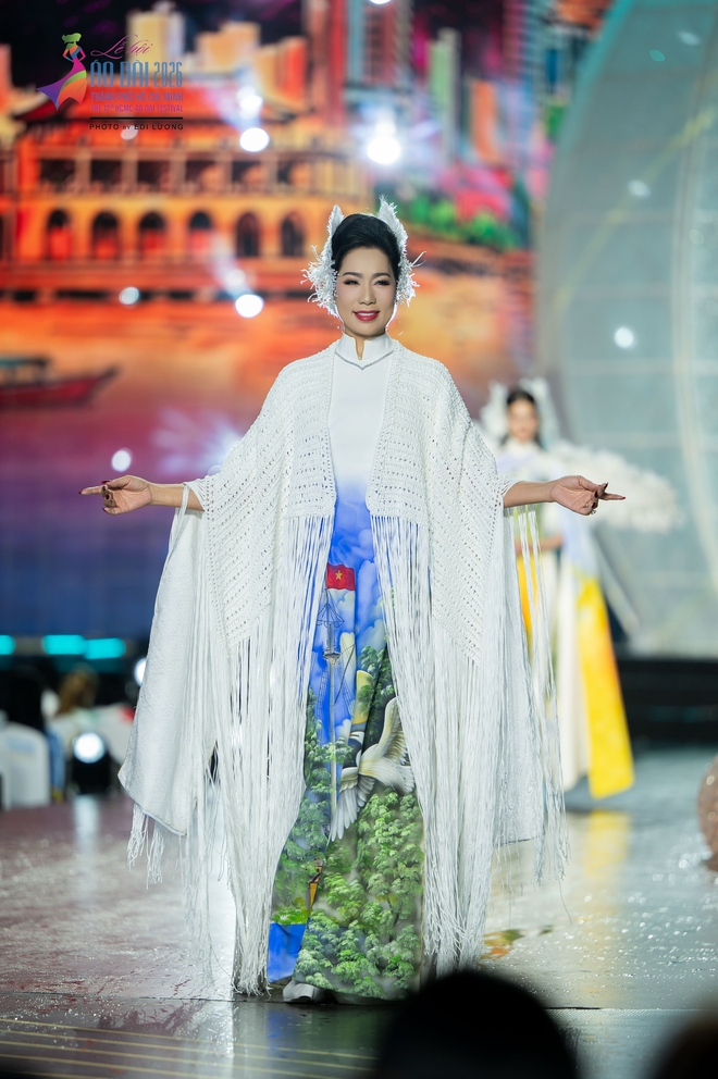 Bộ sưu tập áo dài đặc biệt của nhà thiết kế Việt Hùng - Ảnh 3.