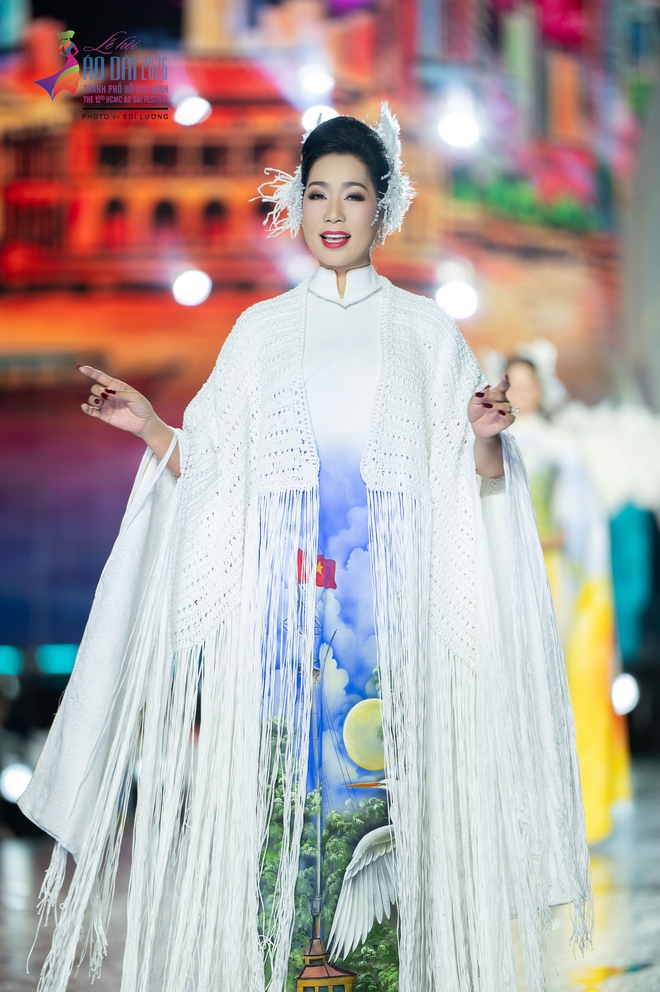 Bộ sưu tập áo dài đặc biệt của nhà thiết kế Việt Hùng - Ảnh 9.