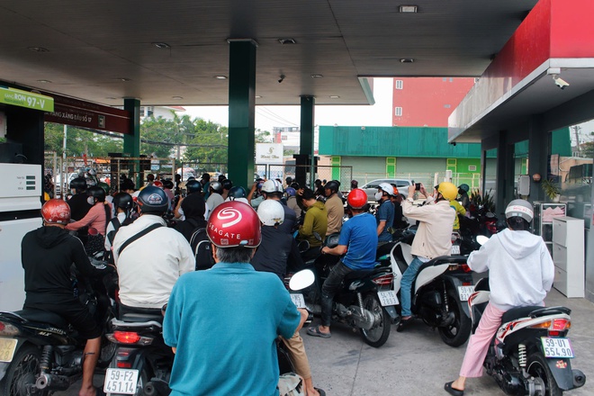 TPHCM: C&acirc;y xăng đ&ocirc;ng nghẹt người d&acirc;n xếp h&agrave;ng chờ đổ giữa trưa - Ảnh 1.