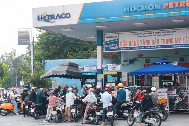 TPHCM: C&acirc;y xăng đ&ocirc;ng nghẹt người d&acirc;n xếp h&agrave;ng chờ đổ giữa trưa - Ảnh 9.