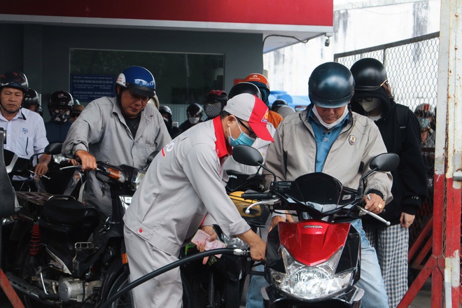TPHCM: C&acirc;y xăng đ&ocirc;ng nghẹt người d&acirc;n xếp h&agrave;ng chờ đổ giữa trưa - Ảnh 2.