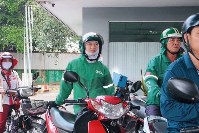 TPHCM: C&acirc;y xăng đ&ocirc;ng nghẹt người d&acirc;n xếp h&agrave;ng chờ đổ giữa trưa - Ảnh 5.