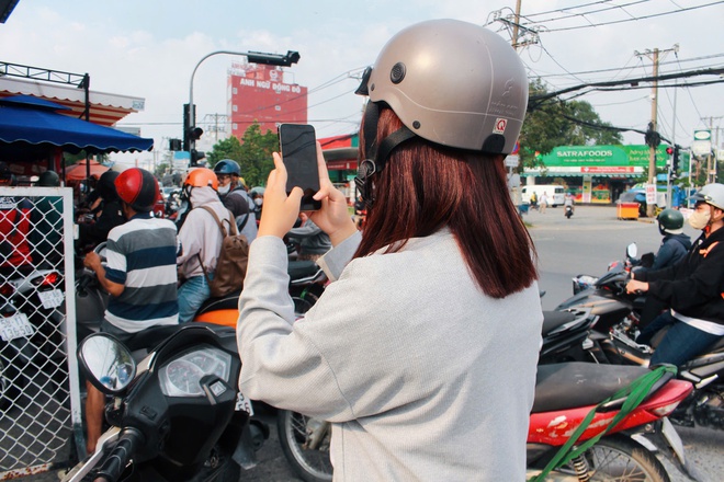 TPHCM: C&acirc;y xăng đ&ocirc;ng nghẹt người d&acirc;n xếp h&agrave;ng chờ đổ giữa trưa - Ảnh 10.