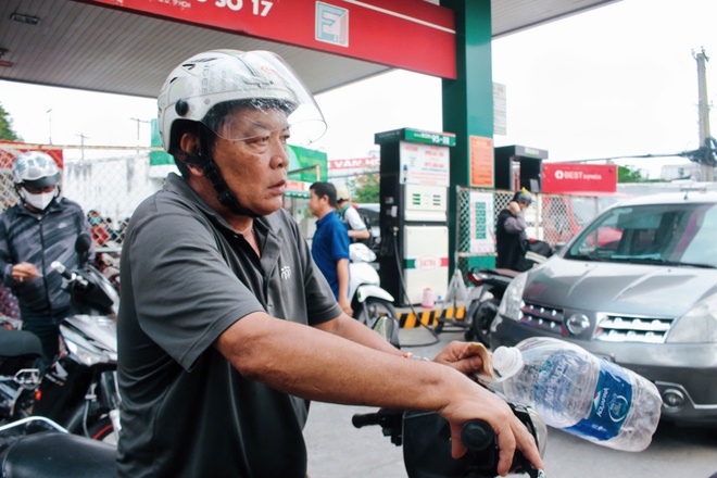 TPHCM: C&acirc;y xăng đ&ocirc;ng nghẹt người d&acirc;n xếp h&agrave;ng chờ đổ giữa trưa - Ảnh 8.