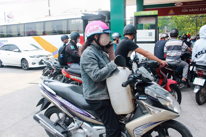 TPHCM: C&acirc;y xăng đ&ocirc;ng nghẹt người d&acirc;n xếp h&agrave;ng chờ đổ giữa trưa - Ảnh 7.